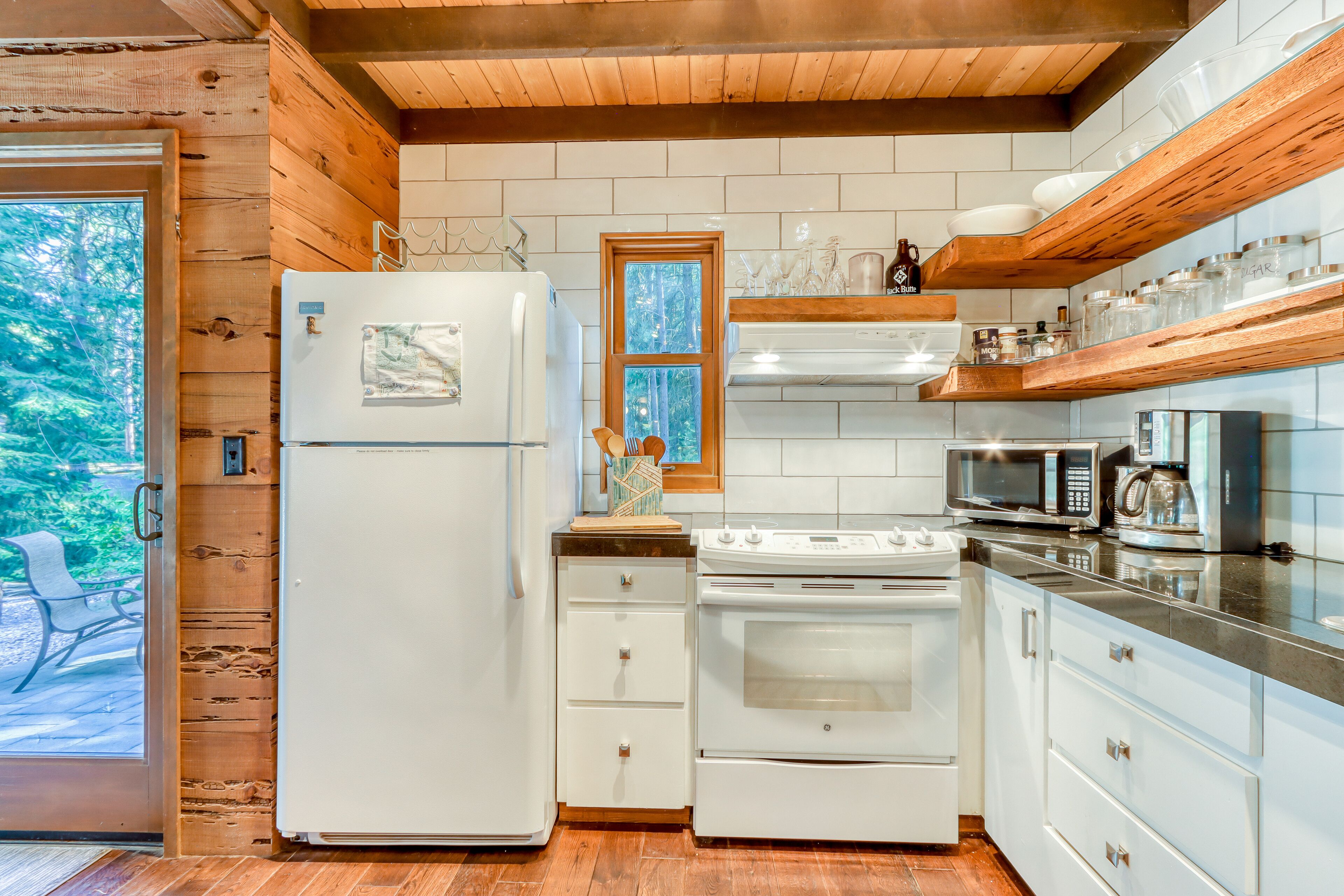 Gorgeous home with pool, tennis, hot tub, sauna, & washer/dryer - dogs ok