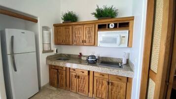 Réfrigérateur, micro-ondes, lave-vaisselle, cafetière/bouilloire