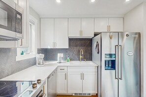 Refrigerador, microondas, horno y parrilla de estufa 