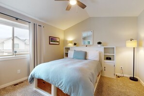 3 bedrooms, iron/ironing board, WiFi, bed sheets - Stylish, dog-friendly retreat with grill & washer/dryer - near skiing & hiking (Gypsum)