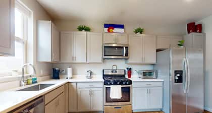 Stylish, dog-friendly retreat with grill & washer/dryer - near skiing & hiking