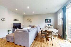 TV, books - Stylish, dog-friendly retreat with grill & washer/dryer - near skiing & hiking (Gypsum)