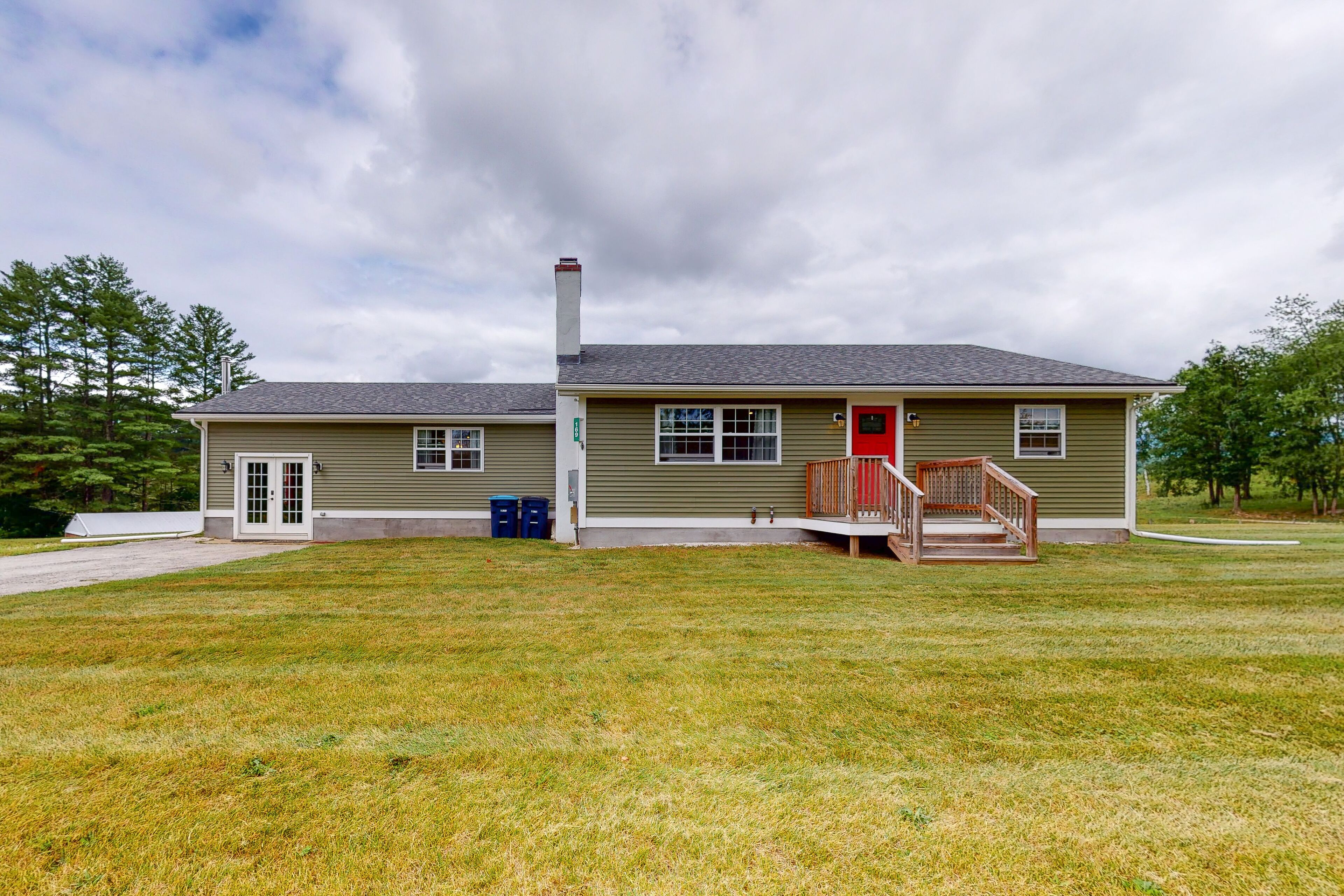 Pastoral home with gas fireplace & lovely view - great for skiing & fall foliage