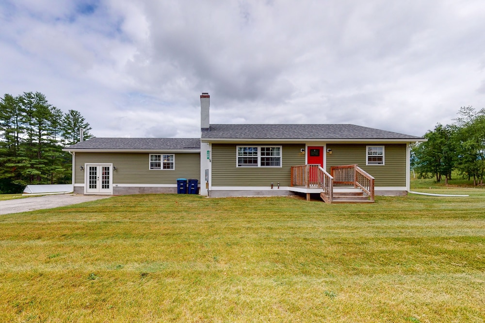 Pastoral home with gas fireplace & lovely view - great for skiing & fall foliage