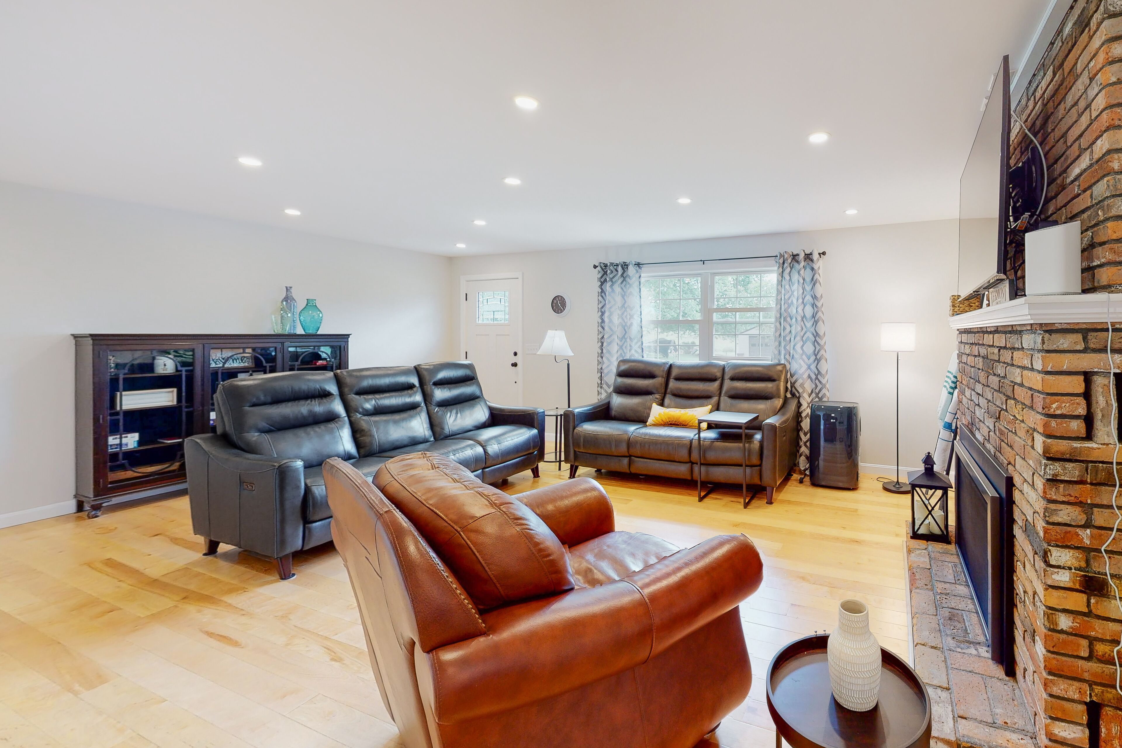 Pastoral home with gas fireplace & lovely view - great for skiing & fall foliage