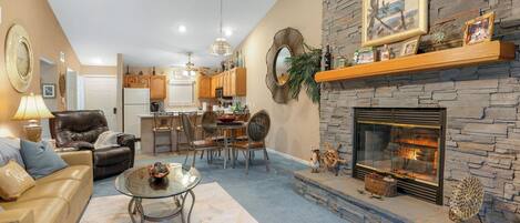 Smart TV, chimenea y monitor de computadora