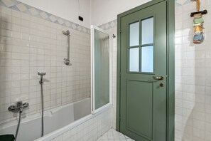 Dusche, Haartrockner, Bidet, Handtücher
