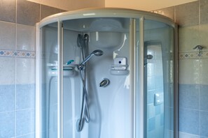 Douche, sèche-cheveux, bidet, serviettes fournies