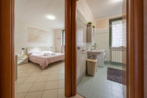 Regadera, secadora de cabello, bidet, toallas 