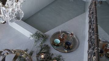 Studio Desain | Kamar mandi | Shower, pancuran hujan, pengering rambut, dan jubah mandi