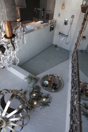 Design Studio | Bathroom | Shower, rainfall showerhead, hair dryer, bathrobes - Colegio Charm House (Tavira)