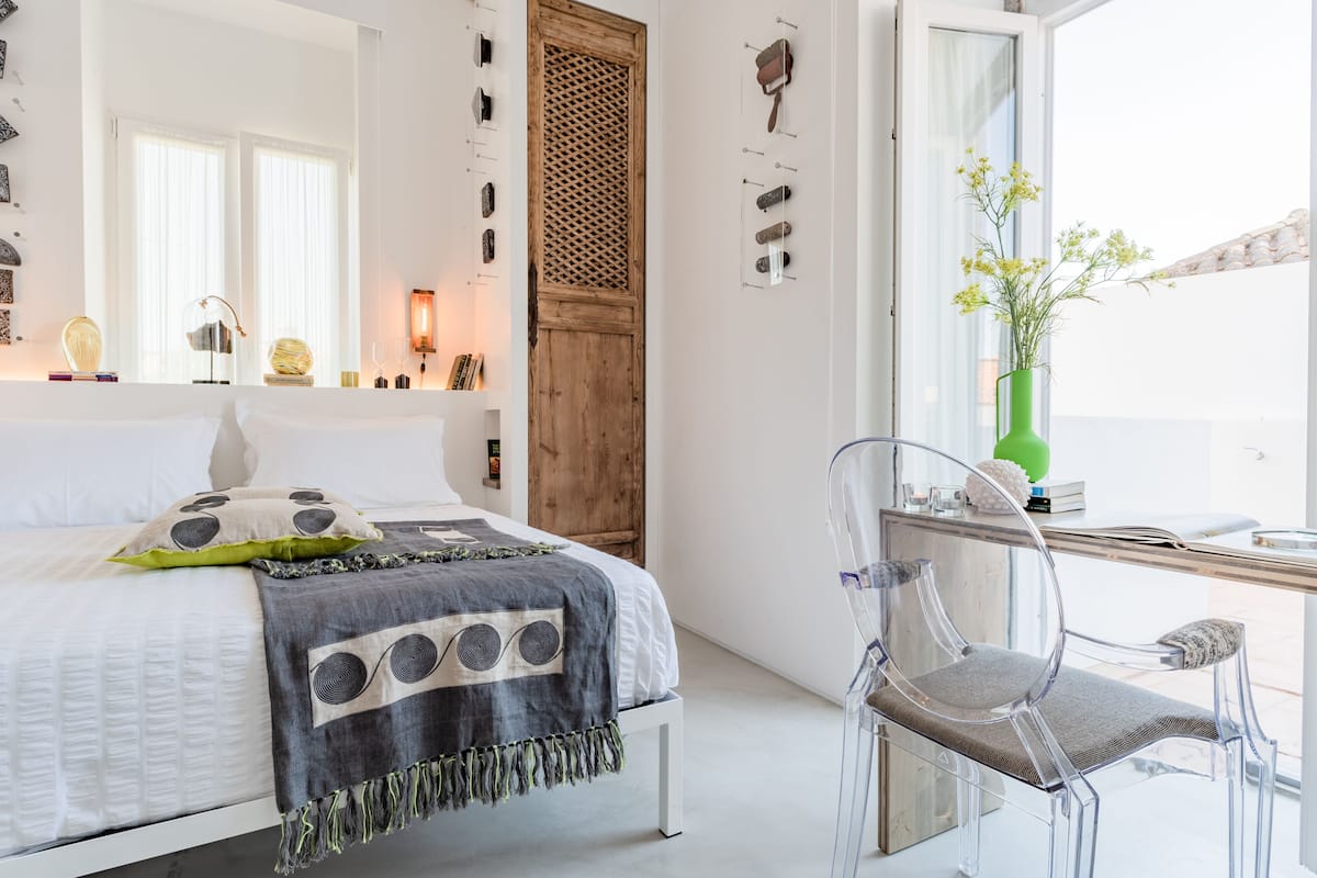 Habitación doble estándar | Ropa de cama de alta calidad y caja de seguridad en la habitación