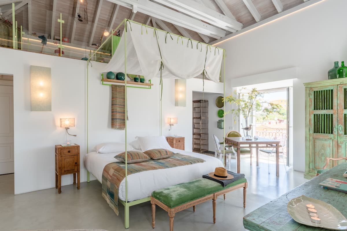 Suite estudio Royal | Ropa de cama de alta calidad y caja de seguridad en la habitación