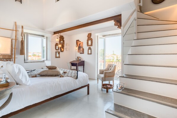 Signature Studio Suite | Premium bedding, in-room safe, individually decorated, laptop workspace - Colegio Charm House (Tavira)