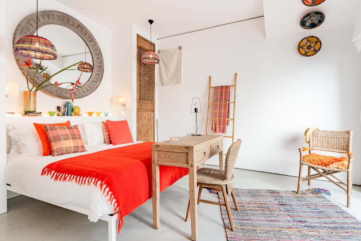 Suite familiar | Ropa de cama de alta calidad y caja de seguridad en la habitación