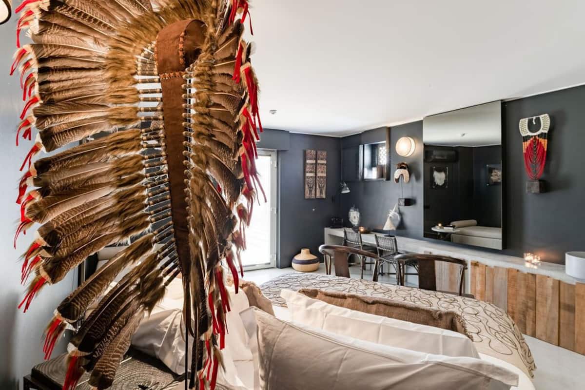 Estudio de diseñador | Ropa de cama de alta calidad y caja de seguridad en la habitación
