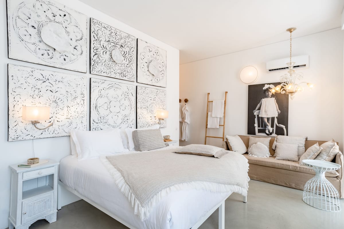 Habitación triple Premium | Ropa de cama de alta calidad y caja de seguridad en la habitación