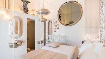 Kamar Double Romantis, pemandangan kota | Seprai premium, brankas, ruang kerja ramah laptop, dan kedap suara
