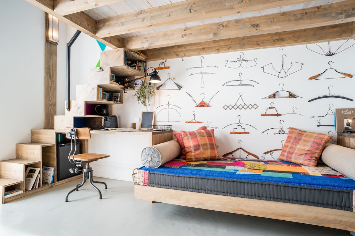 Estudio Deluxe | Ropa de cama de alta calidad y caja de seguridad en la habitación