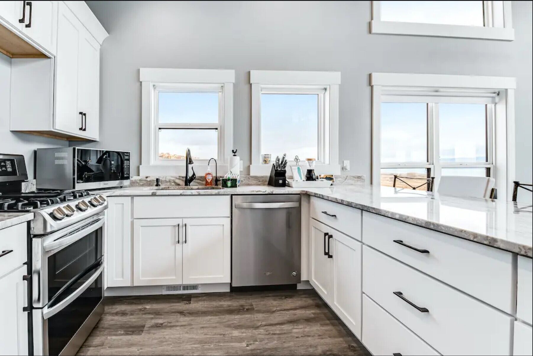 Rustic Luxury Modern Cabin Mins to Lake, Trails