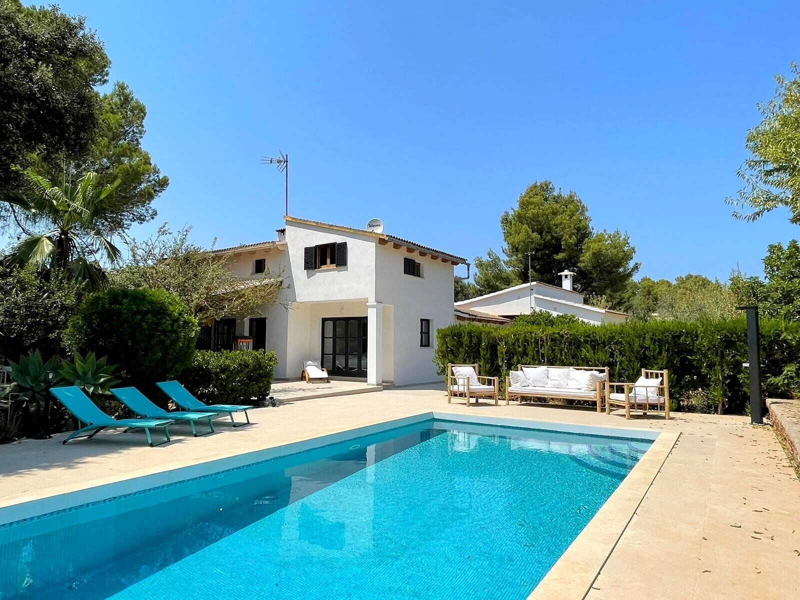 Large villa with pool, terraces, BBQ near the beach in Alcudia north