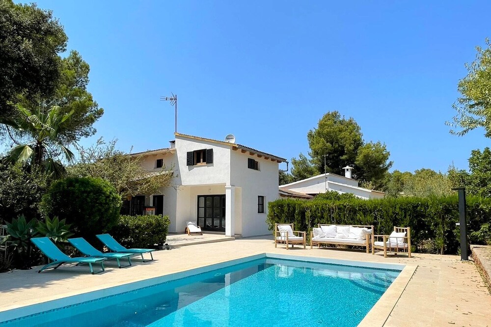 Large villa with pool, terraces, BBQ near the beach in Alcudia north