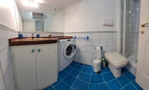 Dusch, hårtork och handdukar