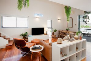 TV - Enormous Loft + Terrace by Sydney Dreams (Bondi Beach)