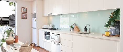 Réfrigérateur, micro-ondes, four, plaque de cuisson