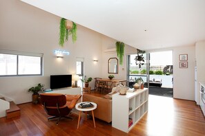TV - Enormous Loft + Terrace by Sydney Dreams (Bondi Beach)