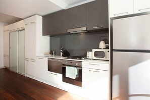 Réfrigérateur, micro-ondes, four, plaque de cuisson