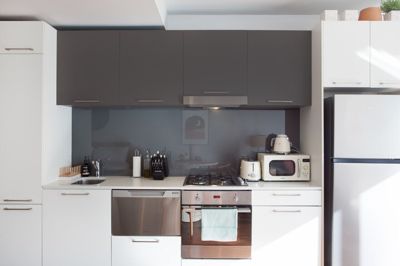 Geladeira, micro-ondas, fogão, cooktop