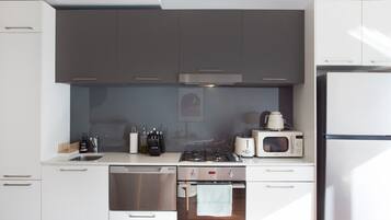 Lemari es, microwave, oven, dan kompor