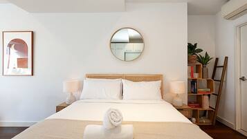 Escritorio, tabla de planchar con plancha, wifi y ropa de cama