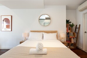 書桌、熨斗/熨衫板、Wi-Fi、床單