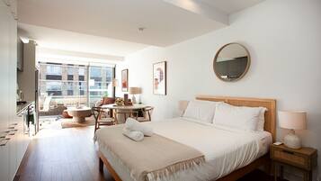 Desk, iron/ironing board, WiFi, bed sheets