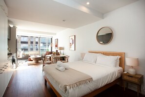 Een bureau, een strijkplank/strijkijzer, wifi, beddengoed