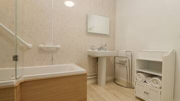 Cottage | Bathroom | Shower