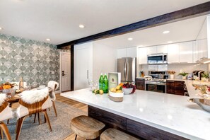 ثلاجة، ميكروويف، فرن، موقد طهي مسطح