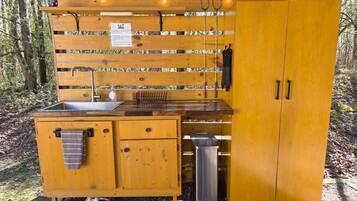 Stovetop, coffee/tea maker, cookware/dishes/utensils, spices