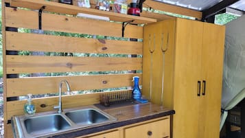 Kokeplater, kaffetrakter/tekoker, kjøkkenutstyr og krydder