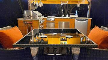 Frigobar, parrilla de estufa, cafetera y tetera y utensilios de cocina