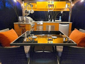 Mini réfrigérateur, plaque de cuisson, cafetière/bouilloire