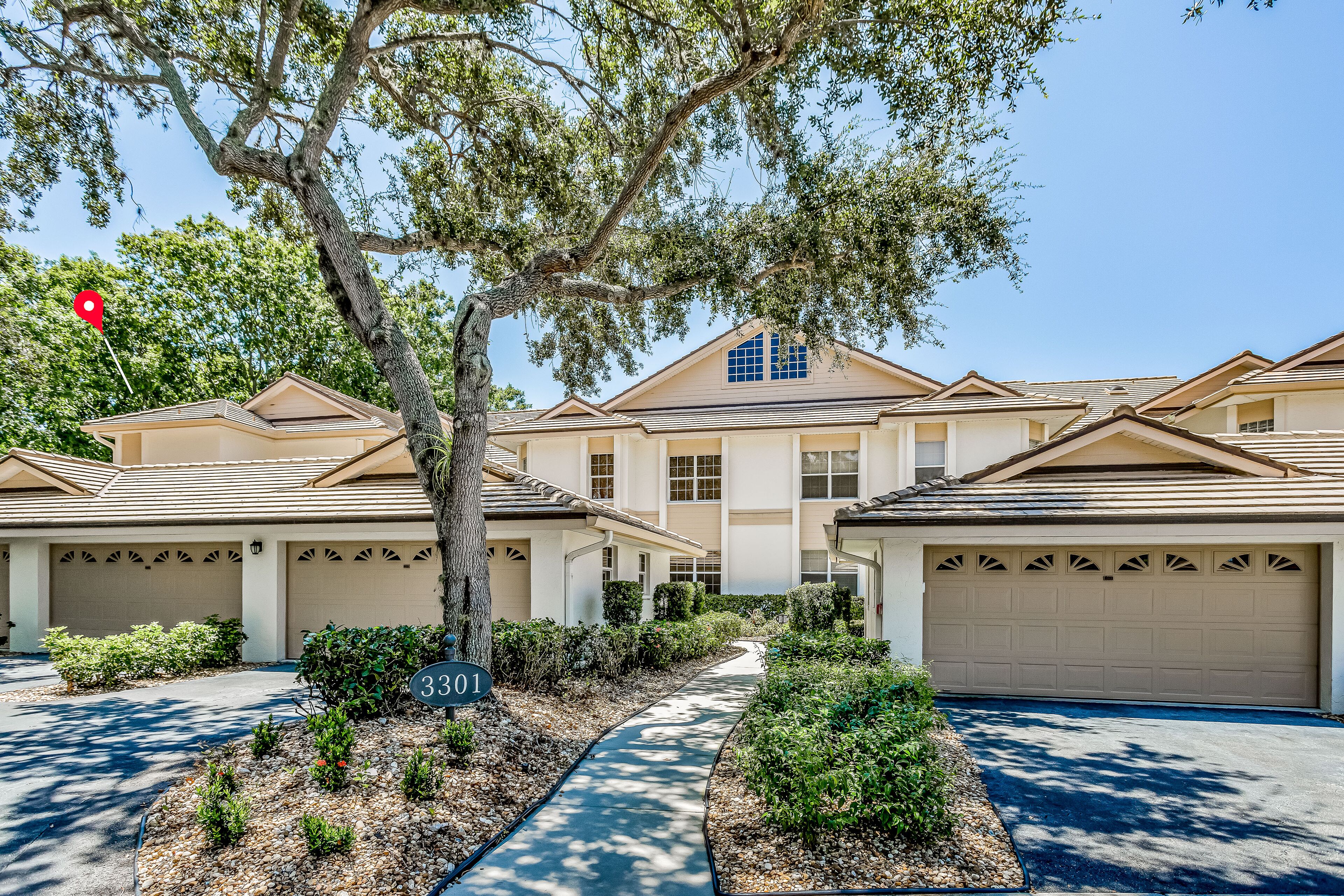 Ground-floor condo on the golf course with decks, pools & AC - snowbird-friendly