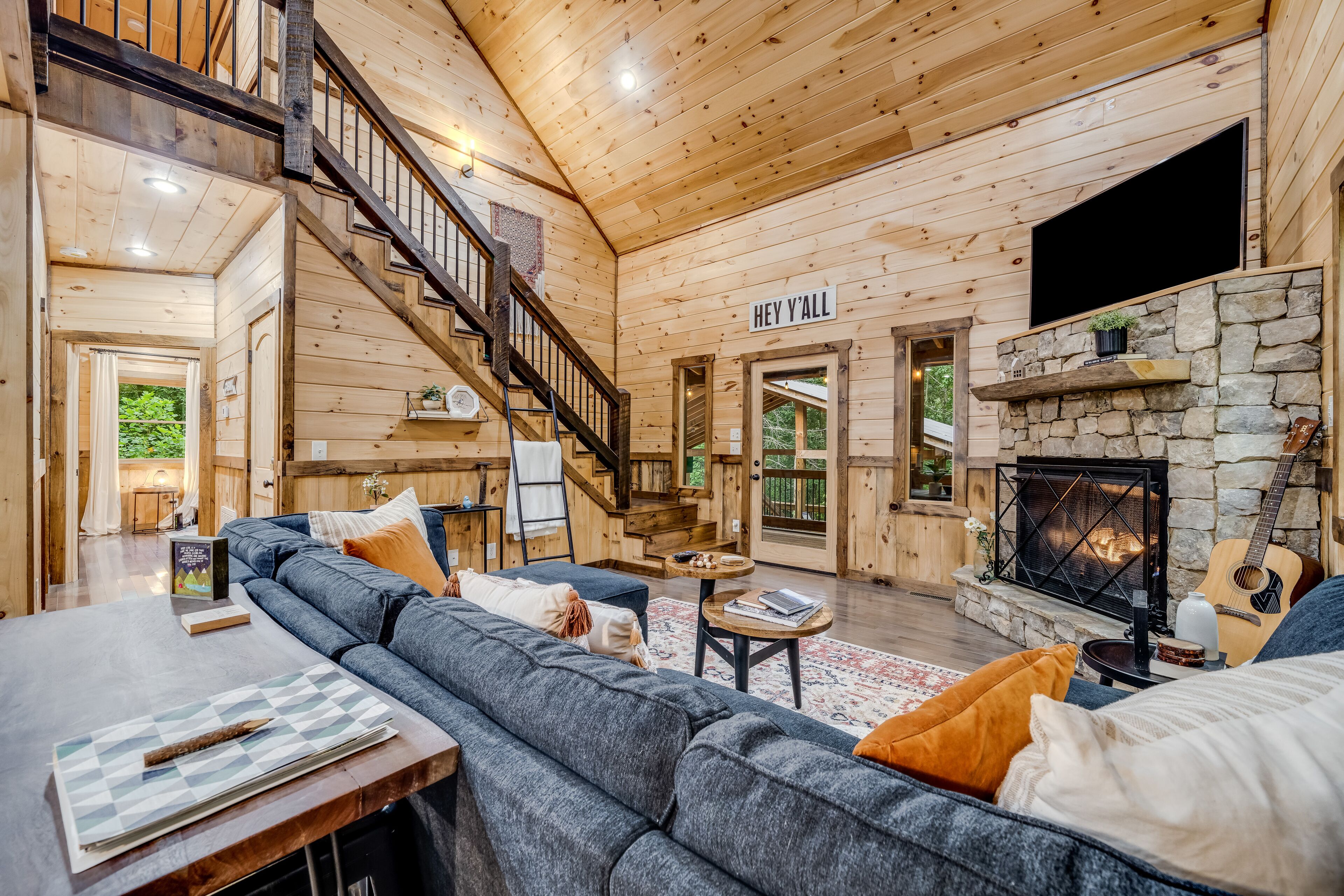 Newly-built cabin with seasonal mountain views, a private hot tub and fireplaces