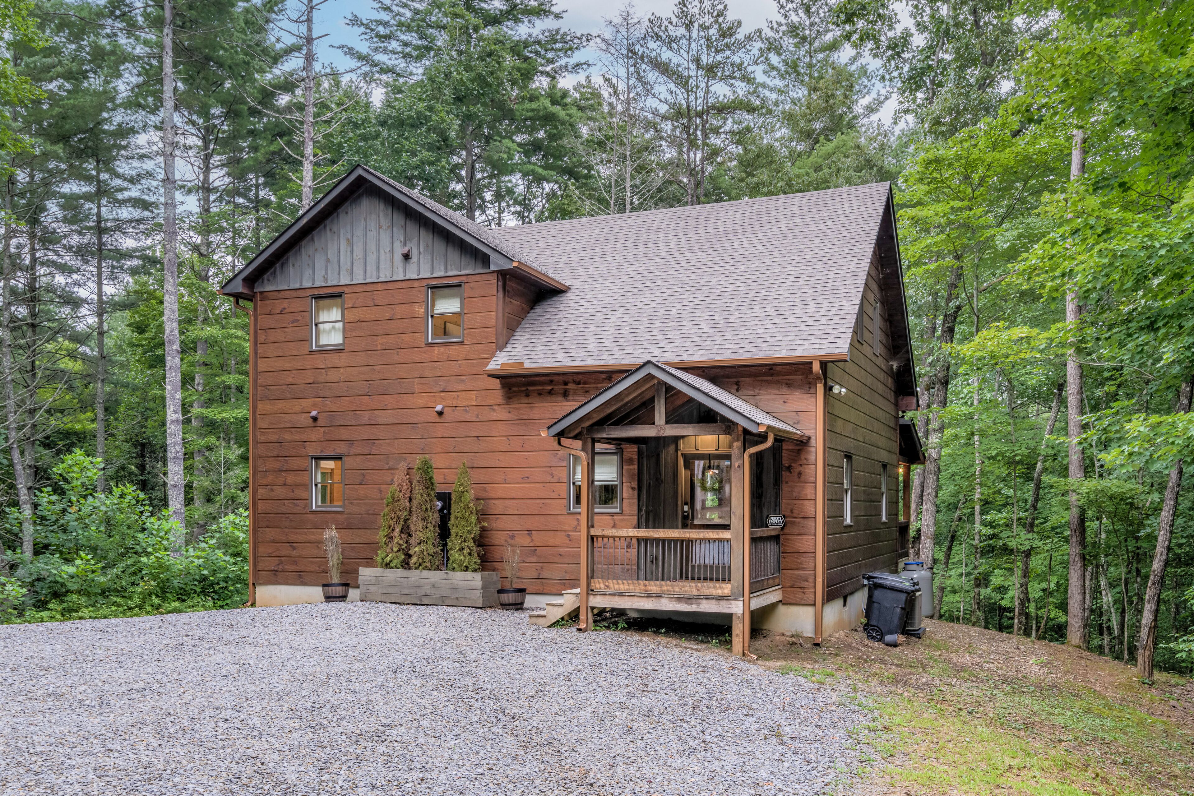 Newly-built cabin with seasonal mountain views, a private hot tub and fireplaces