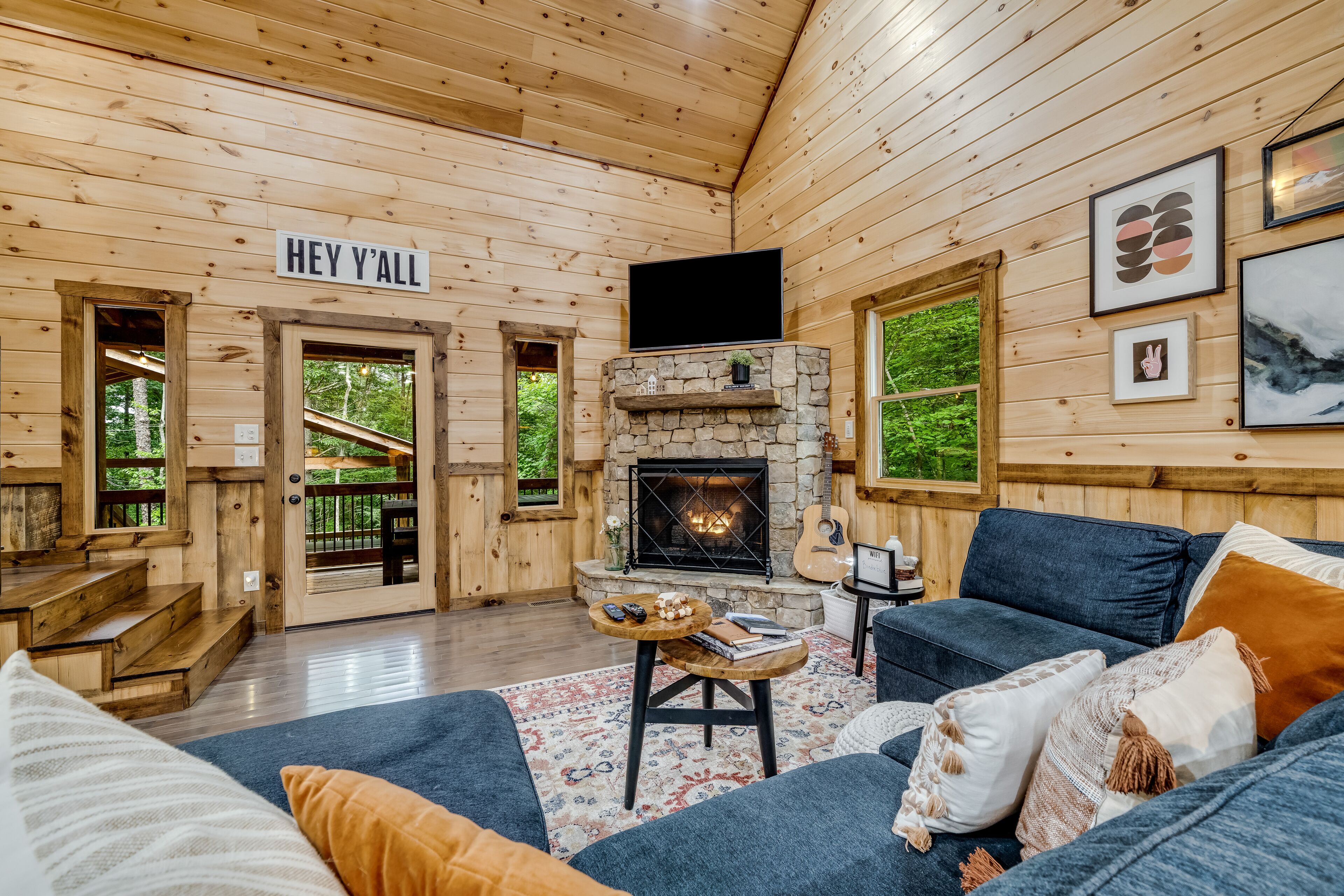 Newly-built cabin with seasonal mountain views, a private hot tub and fireplaces
