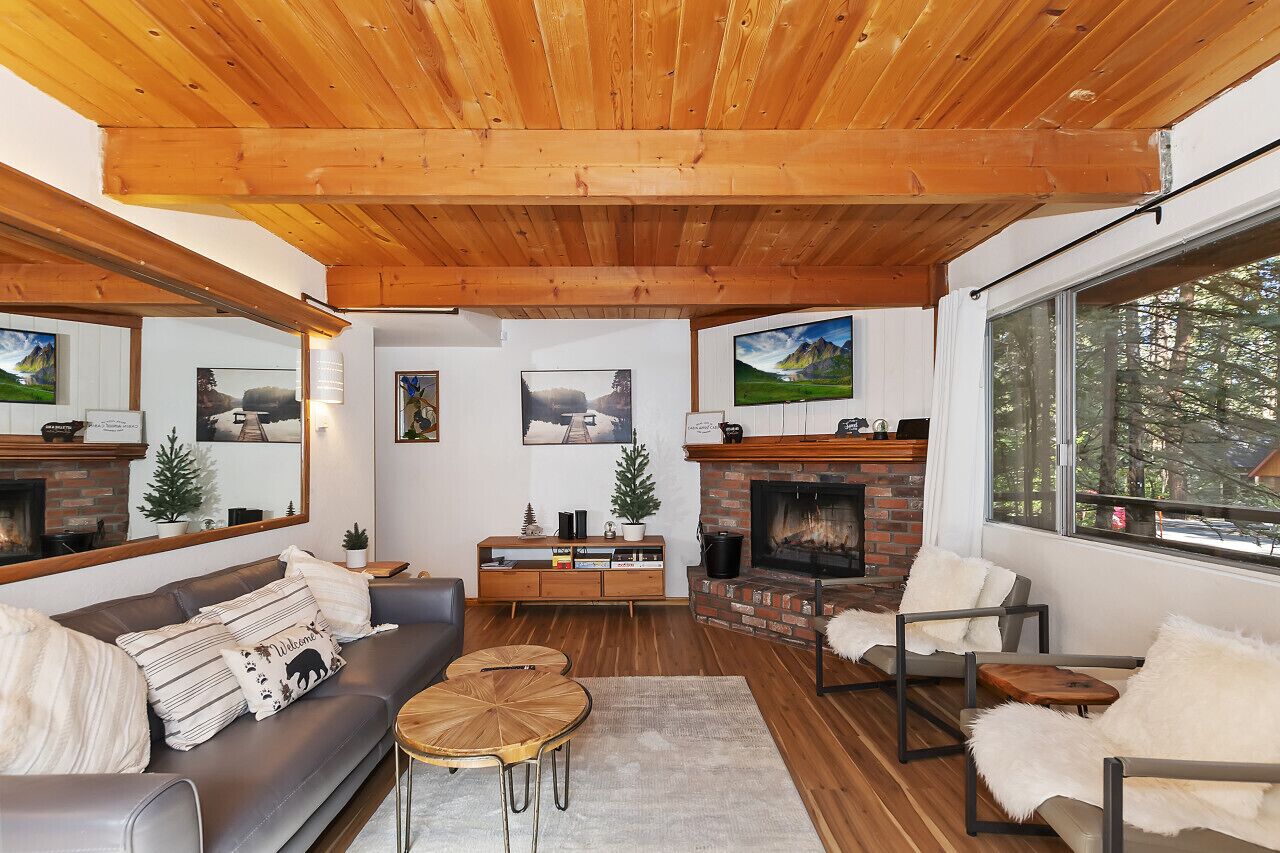 Summit Happy Cabin: Hot tub, EV charger, central!