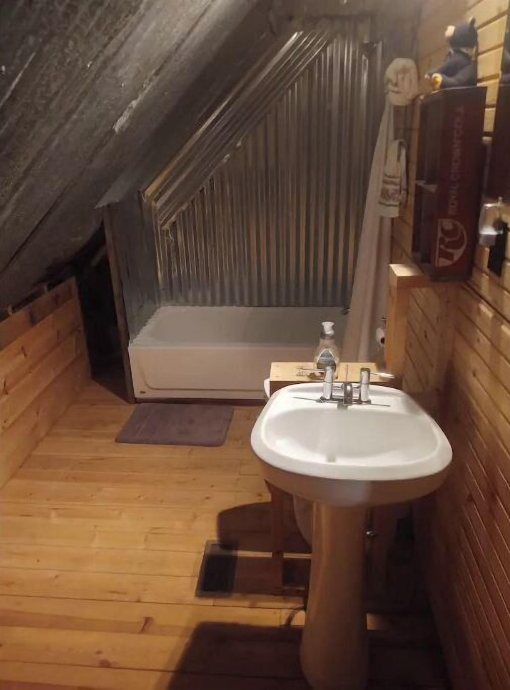 淋浴/盆浴组合、吹风机、毛巾、卫生纸