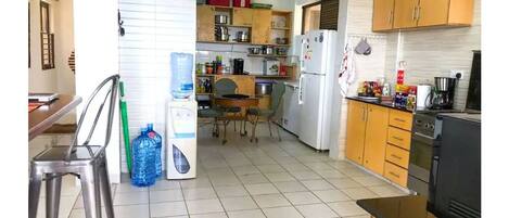 Refrigerador, microondas, horno y utensilios de cocina